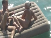 Сексуальная блондинка трахается с парнем на матрасе в море